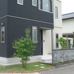 シンプルな門袖と植栽