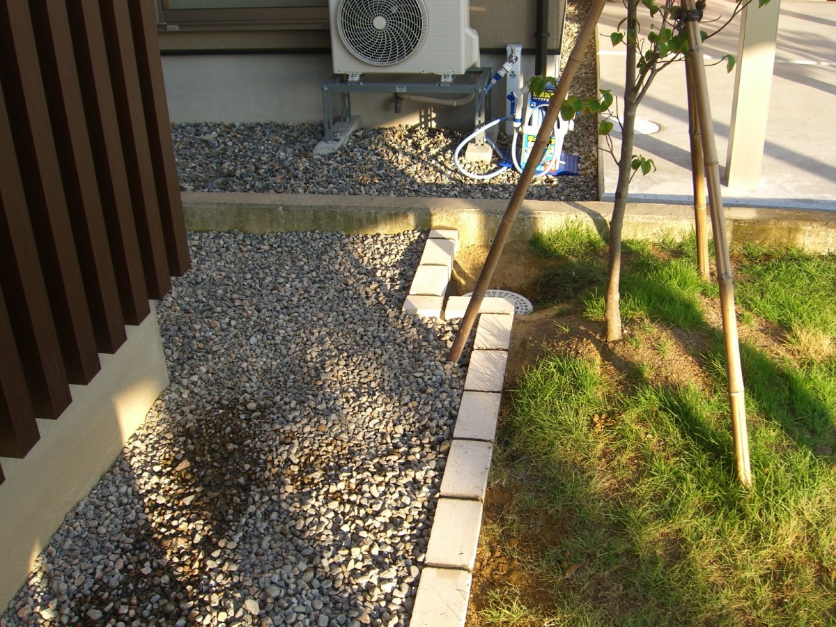 庭の砂利と芝生 レンガで仕切る 富山県 エクステリア 外構 庭工房sekitoh