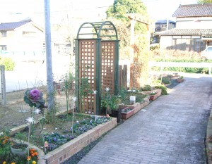 ローズアーチのある花壇