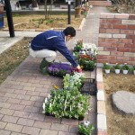 花を選別中のイケメン社長