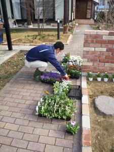 花を選別中のイケメン社長