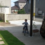 男の子と芝生