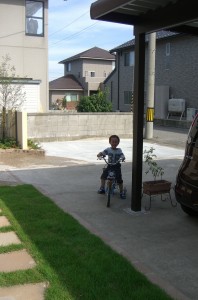 男の子と芝生