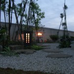 夜の露地庭