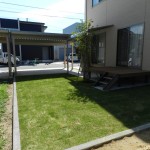 芝生とウッドデッキ