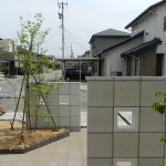 奥行き感を出す門袖のアプローチ