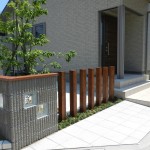 ガラスブロックと枕木の門袖