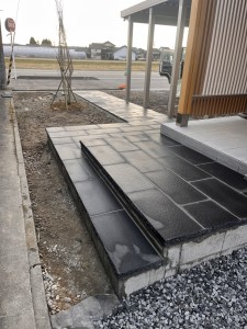 石貼りのアプローチ