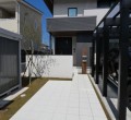 和モダンな目隠し　アプローチ